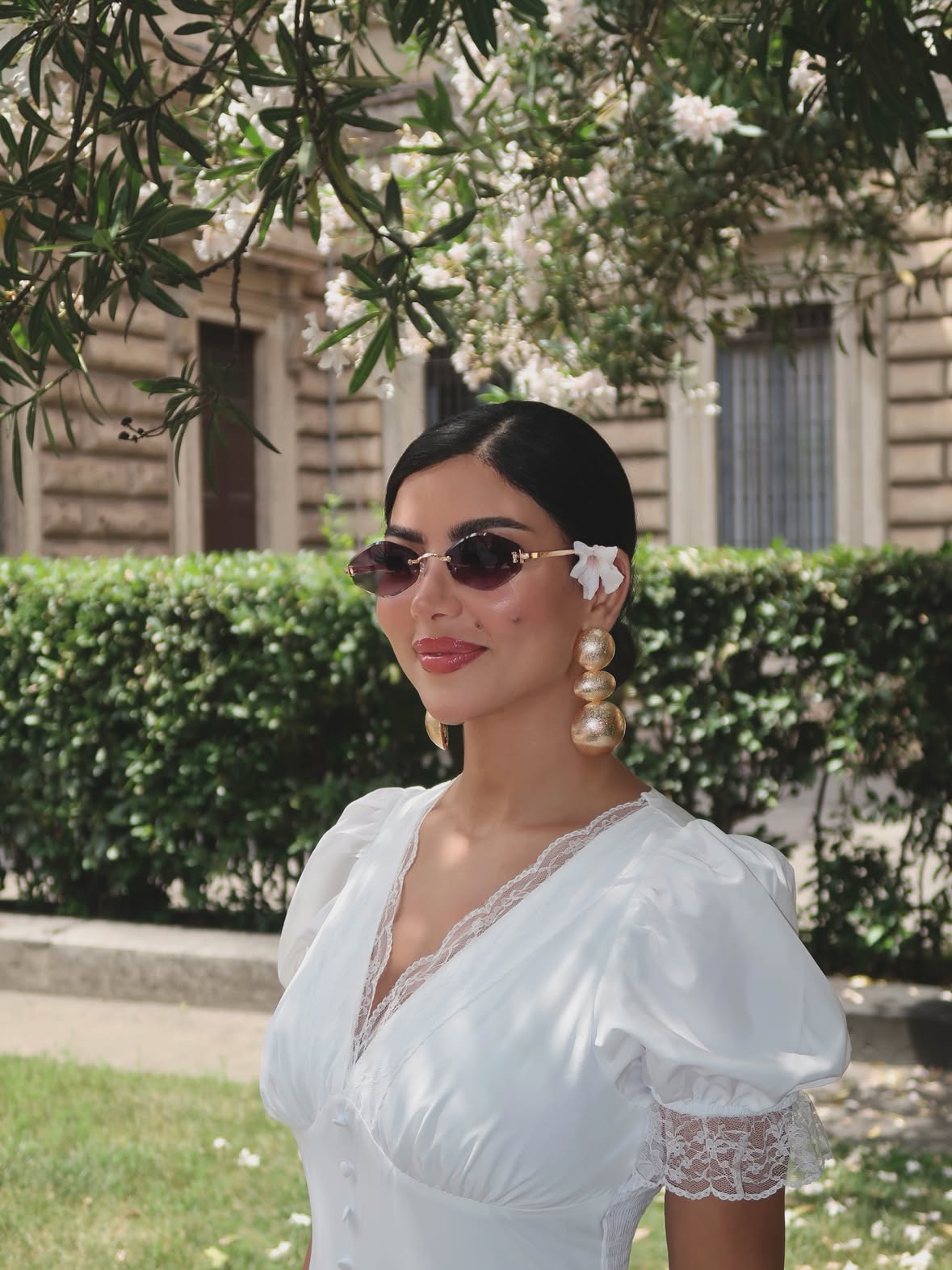 “Tra i fiori e la bellezza di Roma.” 🤍🌸