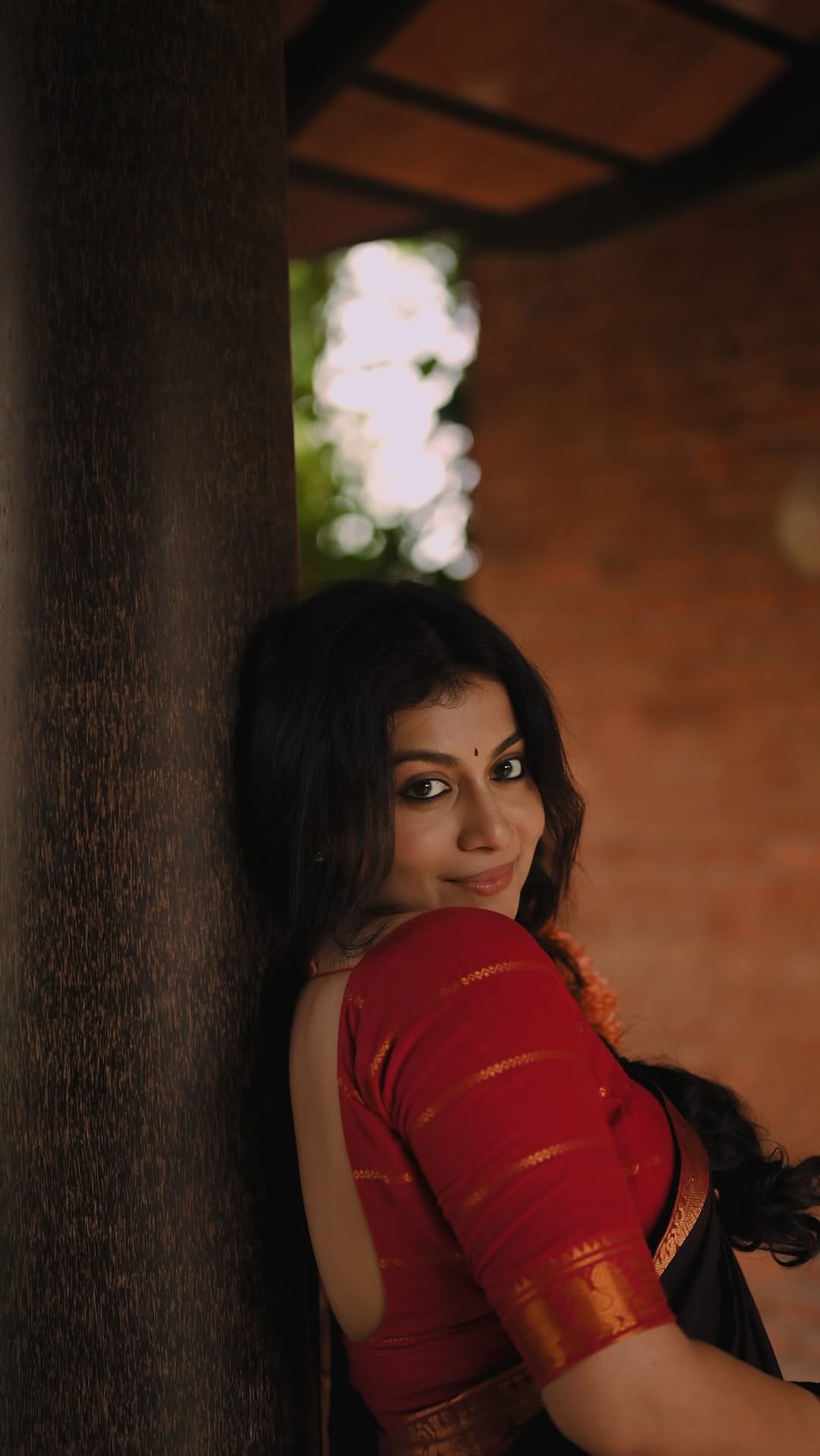 I would bottle the smells, I would record the sounds and capture the views to try and relive the monsoons all day everyday. 🍃🌿

Styledby: @amritha_lakshmi___ 
Photographer : @parvathy.prasad_ 
MUH - @zee.makeovers 
Outfit : @shopwithmalathi 
Jewellery : @keka.lifestyle 
Styling asst : @bose__anu