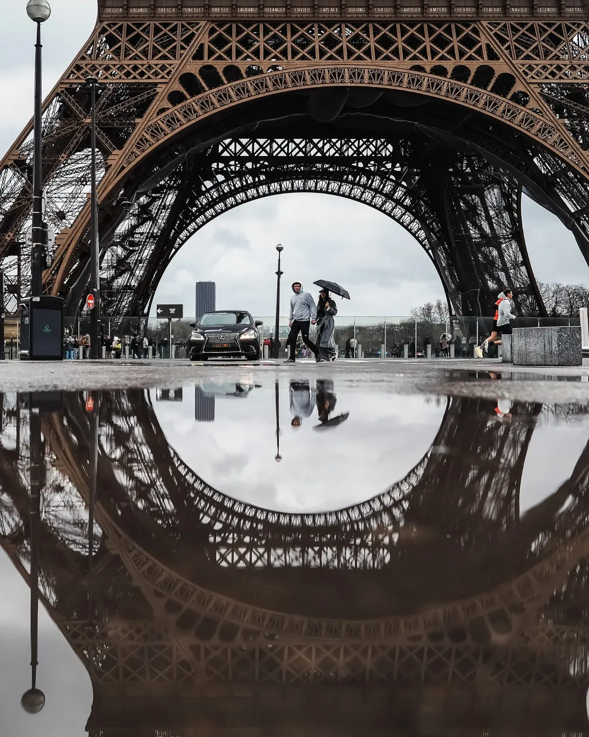 En juin, la pluie surprend davantage. Après les longues journées lumineuses et les premières chaleurs de l'été, elle arrive comme une parenthèse inattendue.

Les terrasses se vident un instant, les pavés se couvrent de reflets, et Paris prend des airs de cinéma en noir et blanc. Puis le soleil revient, plus éclatant encore, faisant scintiller les rues comme si la ville venait d'être polie par l'averse.

#reflection #paris #rain #umbrella #streetphotography