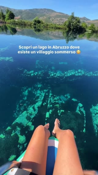 Questo lago in Abruzzo sembra uscito da un sogno 🤯

👇🏻Seguimi su @_travelcuriosity_ se ami scoprire luoghi incredibili nel mondo e paradisi nascosti (+ sul mio profilo trovi anche il mio itinerario insolito sull’Abruzzo ✨)

📍Lago di Capodacqua, Abruzzo

⛰️Nel cuore dell’Abruzzo esiste un lago dalle acque così trasparenti da lasciare intravedere antichi mulini sommersi, resti in pietra e tracce di vecchi insediamenti ancora perfettamente visibili sul fondale 😳

✨La sua incredibile limpidezza è dovuta alle sorgenti carsiche profonde che alimentano continuamente il lago, mantenendo l’acqua purissima e ricca di ossigeno 💦

🌱È proprio per questo che il Lago di Capodacqua viene spesso soprannominato “l’Atlantide d’Abruzzo”.

🚤 Da luglio è possibile esplorarlo anche a bordo di una speciale imbarcazione elettrica con visione subacquea, un modo super suggestivo per osservare le rovine sommerse senza entrare in acqua.

🌿 Le escursioni vengono organizzate solo in alcuni periodi dell’anno per proteggere l’ecosistema del lago e la fauna acquatica che vive in queste acque cristalline.

Salva questo posto perché sembra davvero irreale ✨

#lagodicapodacqua #abruzzodellemeraviglie #abruzzo #atlantidedabruzzo