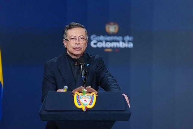 Ya son más de 31.000 familias las que decidieron sustituir voluntariamente los cultivos ilícitos y apostar por economías legales. Gracias a ese esfuerzo, hemos erradicado 8.584 hectáreas de cocaína, verificadas por Naciones Unidas, y otras 41.000 están en proceso de sustitución.

Alcanzamos una cifra histórica en la lucha contra el narcotráfico: 3.210 toneladas incautadas durante nuestro Gobierno, superando los gobiernos anteriores.

La verdadera victoria contra el narcotráfico se construye con oportunidades para el campesinado.