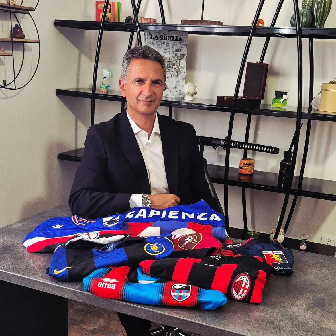 Trent'anni di calcio professionistico oggi. Qui con me le maglie dei sei club con cui ho avuto e ho l'onore di lavorare, con l'aggiunta di quella iconica del Catania di inizio XXI secolo, che venne realizzata per me dai Gaucci con il numero 10 e il cognome SAPIENZA.

Questo percorso di comunicazione tradizionale e digitale, ufficio stampa, social, pubbliche relazioni e insegnamento nel suo scorrere ha intrecciato altri straordinari professionisti come Quique Setien e il @fcbarcelona, @excellence_sport, Roberto De Zerbi, @roberto_daversa, @pippoinzaghi, @albeaquilani, @ignazioabate e @albertogilardino.

A tutti loro, ai Presidenti e ai Dirigenti, a colleghe e colleghi nel tempo e al @officialcataniafc i miei infiniti ringraziamenti!

#uefachampionsleague #seriea #serieb #seriec