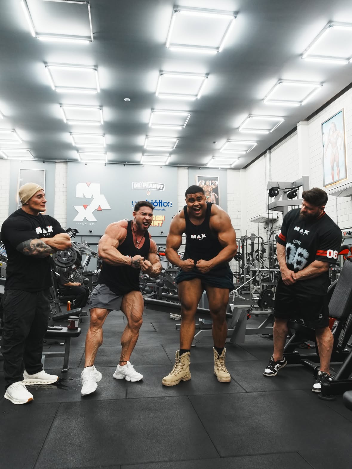 Ontem rolou um treino com o @bitelonatural , @ramondinopro e @fabiogigapro aqui no CT da Max! ❤️🖤

Em breve no canal da @maxtitaniumsuplementos 🔥