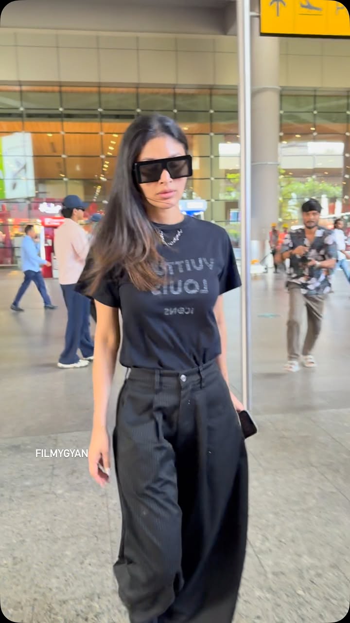 Mouni Roy snapped at the airport.😎
#fg6