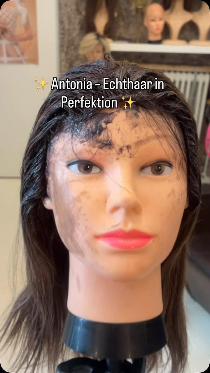 Heute trägt Antonia ihre wunderschöne Echthaarperücke, veredelt mit den exklusiven Demi-Farben von Paul Mitchell. Natürliche Reflexe, brillante Farbnuancen und ein Look, der Eleganz und Selbstbewusstsein ausstrahlt. Genau so soll modernes Hairdesign sein: authentisch, hochwertig und individuell.

Jede Perücke erzählt ihre eigene Geschichte – und Antonia zeigt, wie natürlich und luxuriös Echthaar aussehen kann.

💎 Maßgeschneiderte Schönheit.
💎 Hochwertiges Echthaar.
💎 Perfekte Farbveredelung.
💎 Für Frauen, Männer und alle anderen Darlings.

#Echthaarperücke #HairWig #LuxuryHair #PaulMitchellColor #DemiColor