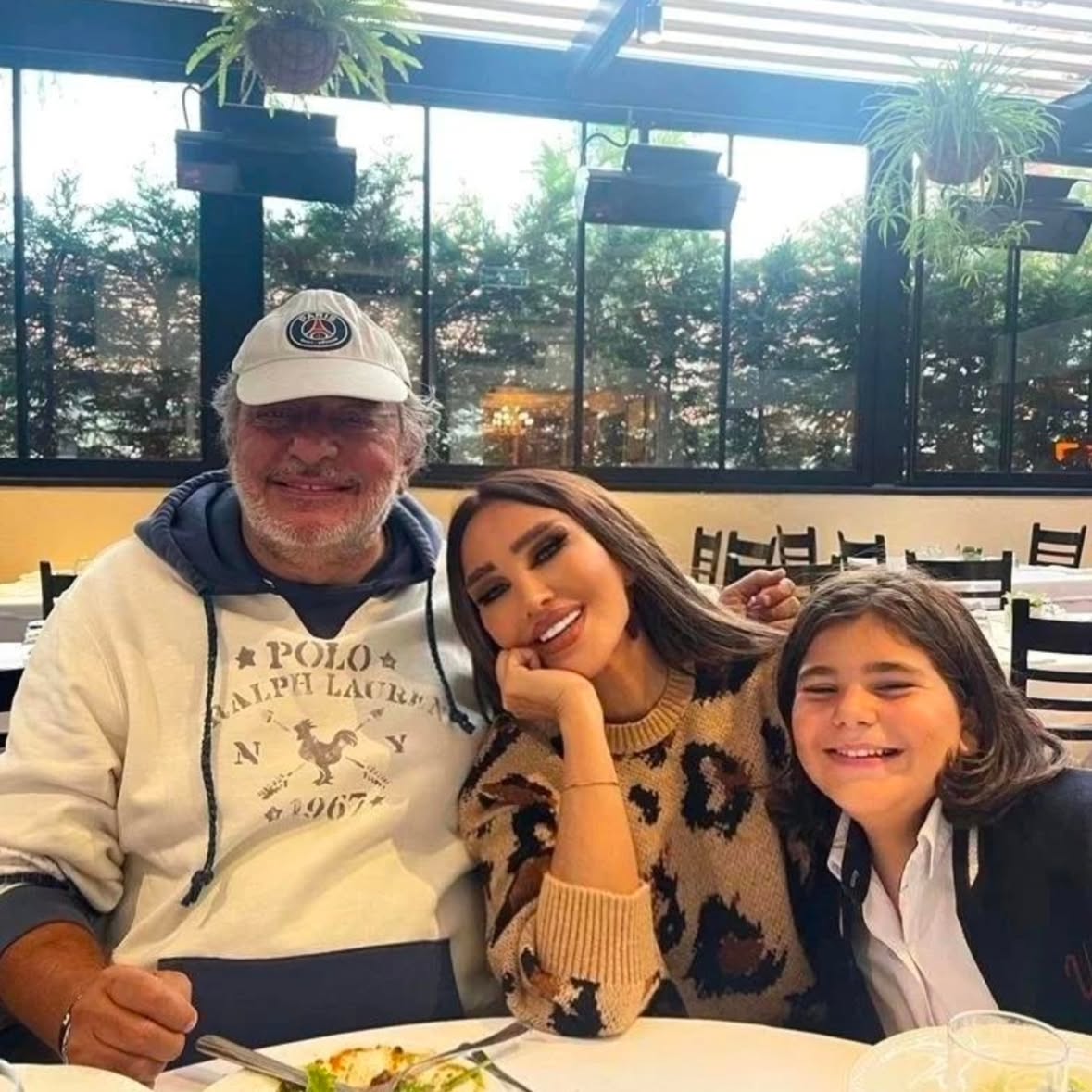 Reha Muhtar...

Türkiye'nin gördüğü en büyük anchormanlerden biri. Bir dönemin sesi, bir dönemin yüzü, bir dönemin hafızası...

Ekranın karşısında milyonlar onu izledi. Haberi sunmadı sadece; yaşattı. Cümleleriyle, vurgularıyla, heyecanıyla televizyon haberciliğine kendi imzasını attı. Gazeteciliği, entelektüel birikimi ve mesleğine olan tutkusu her zaman tartışılmazdı.

Benim  hayatima girdiği noktada maalesef hem mental hem de bedensel sağlığını yavaş yavaş kaybetmeye başladıgi bir süreçti..En büyük savaşı belki de kendisiyleydi. Hastalığını kabul etmek istemedi, doktora gitmeyi çoğu zaman reddetti. Kendi doğrularıyla yaşadı, kendi kurallarıyla mücadele etti ve yine kendi bildiği gibi gitti.

Hayatta en çok çocuklarını sevdi... Sonra da Beşiktaş'ı.

Onun gözlerinde çocukları her şeyden önce gelirdi. Sağlığının bozulduğu dönemlerde cocuklara bakaamayacak duruma geldiğinde ve bunu ona söyleyen ben dahil  herkese söyledikleriyle, tepkileriyle çevresindekileri üzse de kimse ona durumunu bildiğinden  kalpten kizamadi

Ben de zaman zaman onun kızgınlığından nasibimi alanlardan biriydim. Bazen beni de azarladı, bazen kırdı. Durumunu ve sağlığının bozukluğunu ve karekteristik yapısını çok iyi bildiğimden hiçbir zaman alınmadım  çocuklarin sağlığı ve yararı onun için de her şeyden önemliydi o yuzden beni zamanla anlayacaktı biliyorum.. bugün deniz ağlayarak beni aradı karşılıklı telefonda ağlaştık ne adamdı hepimize neler yapardı yine ona kizamazdik..Deniz insan böyle bir durumda güzel günleri güzellikleri hatırlıyor Allah onu affetsin dedi

Çünkü ölüm, bütün kırgınlıkların önüne geçen bir sessizlik bırakıyor insana...

Bugün bir gazeteci değil sadece; bir baba, bir Beşiktaşlı, bir televizyon efsanesi ve hayatımıza iz bırakmış bir insan uğurlanıyor.

Allah tüm günahlarını affetsin.

Çocuklarına sabır, onu sevenlere güç diliyorum.

Ve sana da hakkımı helal ediyorum Reha Muhtar

Hoşça kal.

İyi Akşamlar Türkiye...

Ve şimdi...

Her nerede yaşıyor ve yaşatılıyorsan...