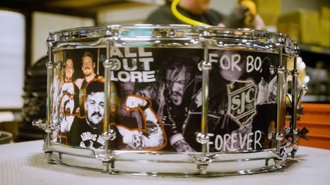 I got home from @tieddowndetroit to find a suspiciously large package from @sjcdrums, and inside was probably the most thoughtful gift I’ve ever been given. 

The Bo Lueders Forever 1/1 snare. Thank you to Zach and the whole team, I’ll be an SJC guy until I’m back with Bo.

Time to play