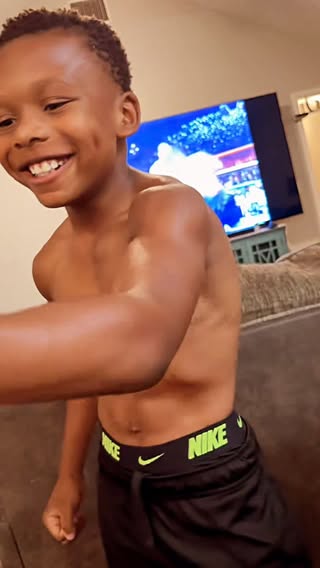 I stay hyping the champ up..confidence is key. If u look good, u feel good, then u perform good and they will pay good
#Boxing #fitness #youth
