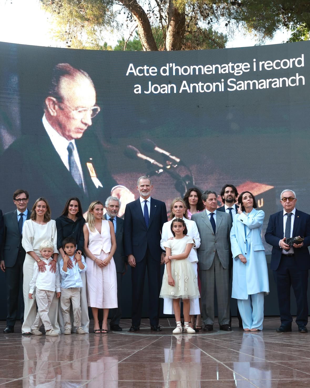 El Rey ha presidido esta tarde, en los jardines del Palacete Albéniz (Barcelona), el homenaje a Juan Antonio Samaranch, quien fue presidente del Comité Olímpico Español y del Comité Olímpico Internacional entre 1980 y 2001, y uno de los principales impulsores de los Juegos Olímpicos de Barcelona ‘92.

“Hoy todos sabemos —porque lo vemos, porque está aquí, en esta espléndida ciudad— del poder transformador de los Juegos. Fueron una extraordinaria inyección de moral: enseñaron al mundo —y nos mostraron a nosotros mismos— de lo que éramos, y somos, capaces cuando trabajamos juntos. (…) 

Juan Antonio Samaranch supo ver la competición deportiva como medio para ensalzar la dignidad del ser humano. El olimpismo era, para él, una forma contemporánea de humanismo” ha destacado el Rey en su discurso.

#ReyFelipeVI #CasaReal #Barcelona #España
