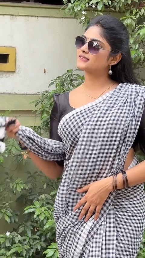 🖤…. 😎 “Mathiyazhagi “ in black saree 😉

Saree from @maanyacollections_ 

#instagood #trendingreels #trending #reels #jeevioff