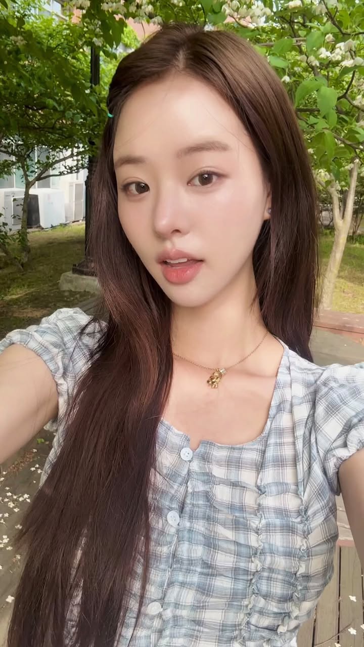 5 seconds a day is all it takes ⏱️ 물 없이 5초면 끝나는 초간단 이너 뷰티 (광고)

이거 먹을 땐 다들 뭐냐고 한 번씩 꼭 물어보시더라고요 👄 제 예전 영상들에서 여러 번 등장해서 이미 눈치채신 분들도 계시죠? 🩵

국내 최초로 식약처에서 피부면역 기능성을 인정받은 CJLP133 균주가 들어있는 똑똑한 유산균이랍니다- 
유산균 특유의 비린내가 전혀 없어서, 학교에서도 촬영장에서도 진짜 매일 챙겨 먹는 중 📅🤍

장건강이랑 피부 속 관리를 1만원대에 같이 할 수 있는데 외않해.. 🫠? 
한 살이라도 어릴 때 미리미리 관리해서 우리 같이 속부터 탄탄하고 건강하게 유지해 봐요 ㅎㅎ

지금 올영세일 기간이라 1만원대 초반에 챙길 수 있어요💸 

#CJ바이오코어피부면역유산균 #CJLP133 #피부유산균