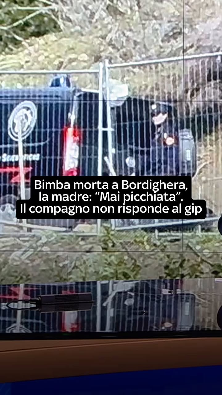 Emanuela Aiello nega di aver mai picchiato le proprie figlie o di aver assistito a episodi di violenza nei loro confronti. Lo ha detto durante l'interrogatorio di garanzia di oggi, 3 giugno, come spiegato dal suo avvocato Bruno di Giovanni, al termine del quale è stata convalidata la sua detenzione in carcere per la morte della figlia più piccola, Beatrice, due anni. Anche il compagno di Aiello, Emanuel Iannuzzi, è stato interrogato, ma a differenza della donna - che, dice il suo legale, "ha risposto a tutte le domande del gip e del pm, si è commossa e ha pianto al ricordo di Beatrice" - si è avvalso della facoltà di non rispondere davanti al gip di Imperia. Entrambi sono indagati per concorso in maltrattamenti aggravati dalla morte. Aiello si trova in carcere già dallo scorso 9 febbraio, quando la piccola era morta nella sua casa di Bordighera, Imperia. Era stata accusata di omicidio preterintenzionale in concorso, contestazione poi mutata, mentre Iannuzzi è stato arrestato a fine maggio. Il servizio di Anna Chieregato