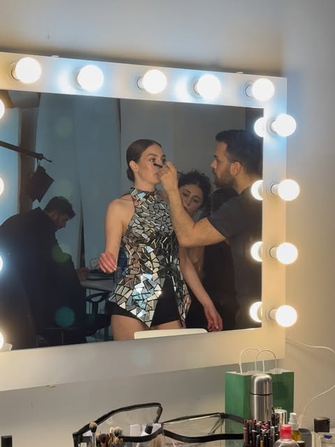 Rüyadan rüyaya 🔮 bizim gerçeğimiz🌟👑🧚‍♀️
Işıl ışıl bir ekiple diyardan diyara🐉 
Backstageden👁️ :)) ben bizi çok sevdim @madparfumeurofficial @lofficielturkiye 💜✨