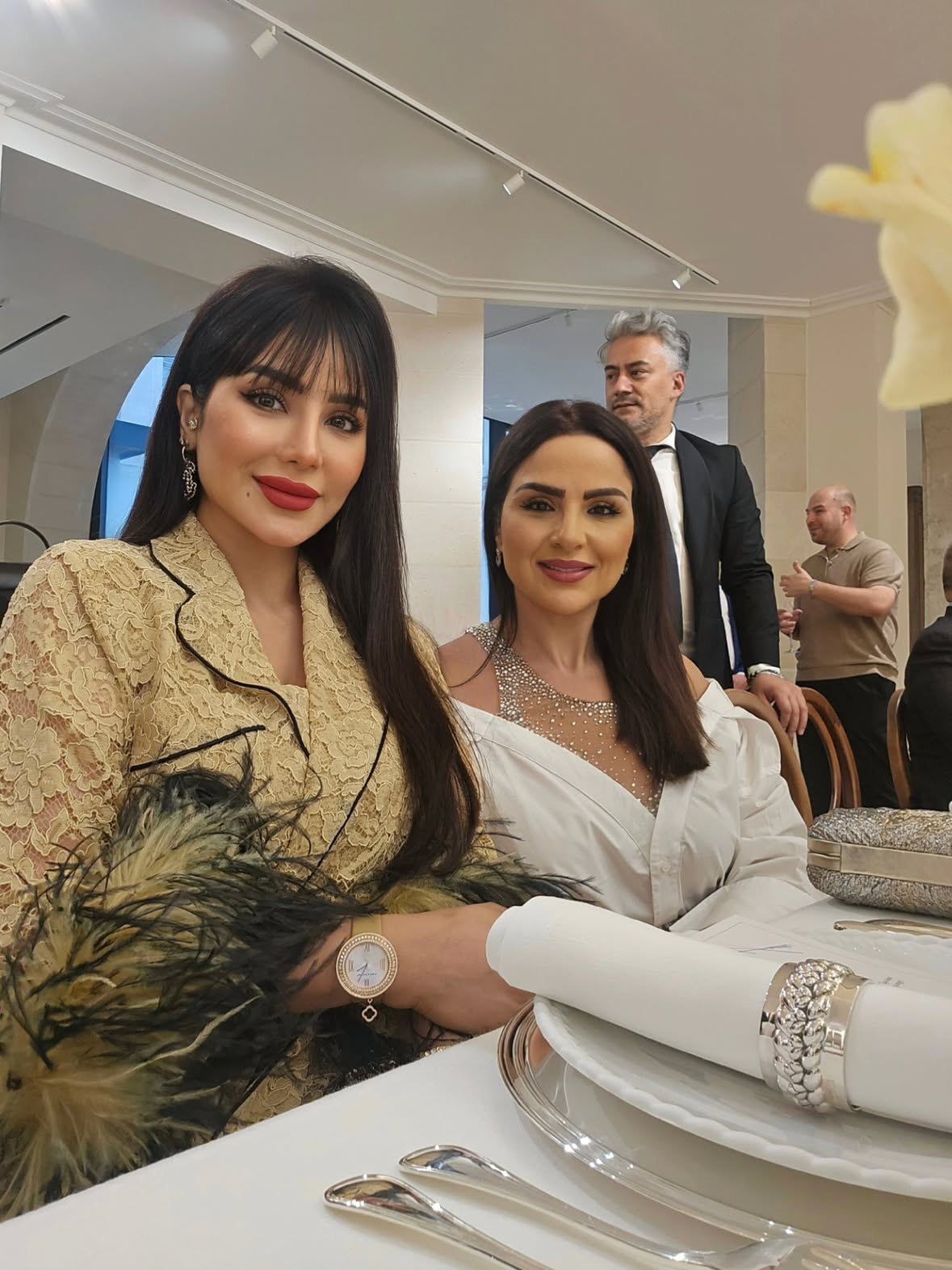 ..
..
اليوم الأول في باريس 🇫🇷✨️♥️
..
رحلتنا أنا و رنوش مع تناغرا @tanagra 
و اللي تعتبر من أكبر المتاجر الفاخرة في العالم ✨️ تجمع أشهر العلامات العالمية في عالم الضيافة والأناقة و التحف الراقية
.. 
..
اول يوم كان في ضيافة الماركة الفرنسية @christofle
..
كريستوفل  دار فرنسية فاخرة تأسست عام 1830
اشتهرت عالمياً بصناعة أواني الفضة و أدوات المائدة الفاخرة✨🍽️🇫🇷
..
..
#فرنسا 
#لجين_عمران 
#رنا_القاسم
