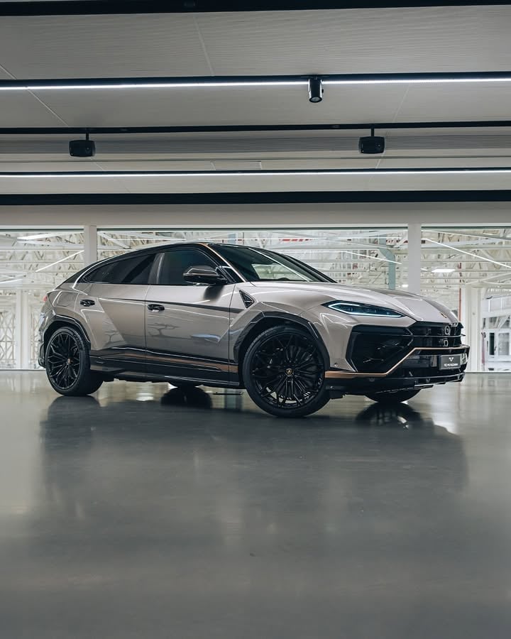 Distinctive by nature.

Through the #AdPersonam program, the lines of this Urus SE were enhanced with bespoke liveries and pinstripes. The contrast between the Grigio Antares body color and the Bronzo Oreadi and Nero Noctis details creates a striking visual signature.

Inside, a minimalist approach was chosen, featuring unicolor Corsa Tex trim customized with contrasting stitching and embroidery in Bronzo Oreadi.

#Lamborghini #UrusSE
_
Urus SE (WLTP): Energy consumption (weighted combined): 21,4 kWh/100 km plus 5,7 l/100km; CO2 emissions (weighted combined): 140 g/km; CO2 class (weighted combined): E; CO2 class with discharged battery: G; Fuel consumption with discharged battery (combined): 12,9 l/100km
