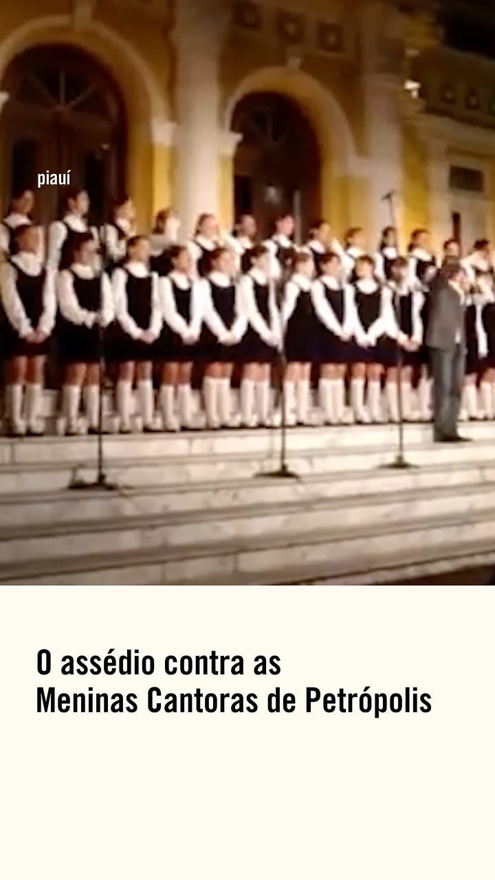O coral formado por garotas entre 9 e 15 anos, que teve o auge do sucesso nos anos 90, parecia viver um sonho: elas cantaram na maioria das faixas do disco natalino de Simone, em programas de apresentadores como Xuxa e Faustão, e dividiram o palco com nomes como Roberto Carlos, Sandy & Junior e George Martin, produtor de discos dos Beatles. 

“Era um mundo mágico”, lembra Aline Barino, integrante do coral. As meninas usufruíam de uma liberdade que não tinham em casa. Recebiam autorização – dos pais e da escola para faltar às aulas e encantar as multidões pelo país. 

A serem ordenadas, eram entregues por seus pais ao maestro Marco Aurelio Xavier, como em um casamento, e faziam o juramento de manter os lábios puros. Vestiam-se como bonecas vivas. 

Em meio à disciplina rígida dos ensaios, havia situações dolorosas, algumas bastante graves, que incluem assédio moral e abuso s_exu@l por parte do maestro, que podiam acontecer nos bancos de ônibus de excursões, em caronas para casa ou em quarto de hotel durante a viagem. 

Leia na edição de junho da piauí e também no site piaui.uol.com.br a reportagem completa de Cristina Fibe.

Reportagem: @crisfibe
Roteiro: @daniel_bergamasco 
Edição e arte: @fecatunda