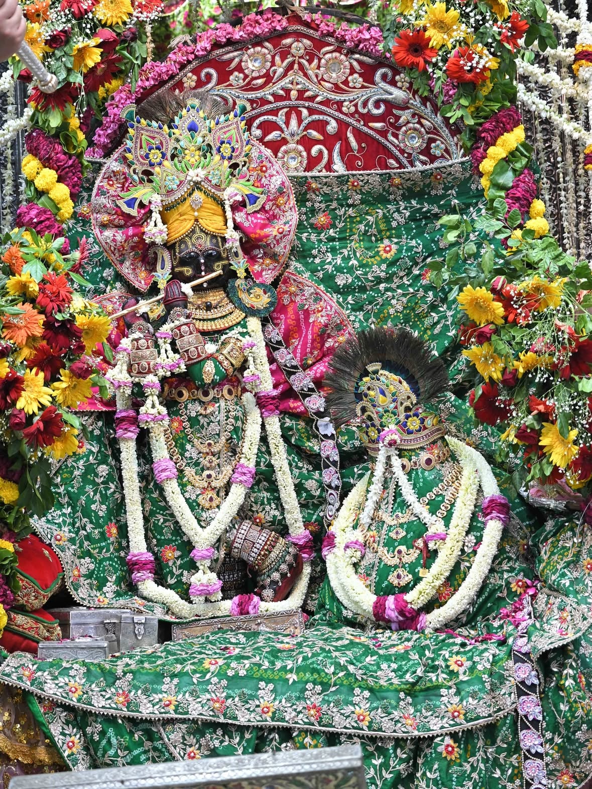 झूलन उत्सव-संध्या दर्शन - 03/06/26 🌼🌸🦚

 ठाo श्रीहित राधावल्लभ लाल जू मंदिर वृन्दावन ।
*श्री जी मंदिर से संबंधित जानकारी व सेवाओं को श्री जी के चरणों में निवेदन करने हेतु संपर्क करे* !!
संपर्क सूत्र - 8168100515
.
गोस्वामी श्री हित निमिष जी महाराज (जय जय)
श्री हित राधावल्लभ लाल मंदिर, वृंदावन 
.
श्री राधावल्लभ लाल  जी मंदिर से जुड़े !! 
@shrihitradhavallabhlal

Shri Radhavallabh Lal ji Vrindavan 

#vrindavan #shriharivansh #radheradhe #nimish_goswami  #shrihitradhaballabhlal