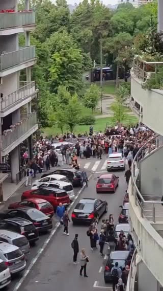 Tenzije ispred Hrama: Intervenisala policija nakon svađe u redu za celivanje Pojasa Presvete Bogorodice

Ispred Hrama Svetog Save jutros je došlo do svađe među građanima koji čekaju u redu za celivanje Pojasa Presvete Bogorodice, a prema informacijama sa terena, pre nekoliko minuta intervenisala je i policija.

Građani koji čekaju i po 10–12 sati apeluju da se ljudi ne guraju i ne ubacuju preko reda, već da svi stanu na kraj kolone i sačekaju svoj red. Kako navode, nakon višesatnog čekanja regularnom rutom kroz Nebojšinu ulicu, pojavila se nova „veštačka” kolona iz Ulice internacionalnih brigada, što je izazvalo nezadovoljstvo i svađe među prisutnima.

Tvrde i da na pojedinim mestima nema dovoljno redara koji bi regulisali kretanje i sprečili ubacivanje preko reda.

Pored toga, građani ukazuju i na veliku količinu smeća ispred zgrada, kafića, po ulicama i parkovima oko Hrama, uz apel da se otpad ne baca gde stigne i da se sačuva dostojanstvo prostora oko svetinje.
