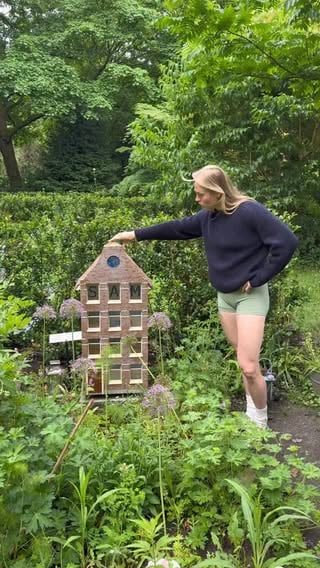 Hoi lieve mensen! Ik ben weer terug na een weekje afwezigheid. We waren druk bezig met verhuizen en ik had echt 0,0 ruimte om actief te zijn hier. Maar we zijn verhuisd! Ik heb weer zin om hier te zijn en met jullie te kletsen. Binnenkort zal ik laten zien hoe ons nieuwe plekje is geworden, maar op dit moment leven we nog tussen de dozen en de rommel. Eerst alles maar eens een beetje opruimen en een plekje geven. Ik ben heel blij om weer terug te zijn. 
Hoe gaat het met jullie?
Liefs 🩵💙

#rouw #verdriet #mentalegezondheid #verhuizen