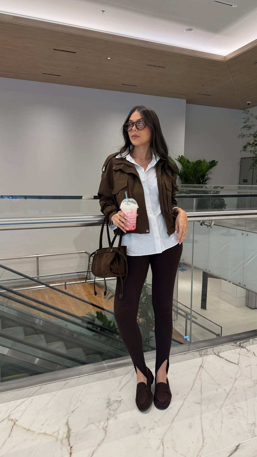 Friday outfit 🤎✨
Aprovado amigas?

Se quiserem os links só pedir nos comentários!

#lookdodia #inspolook #leggingdepezinho #lookcomfy