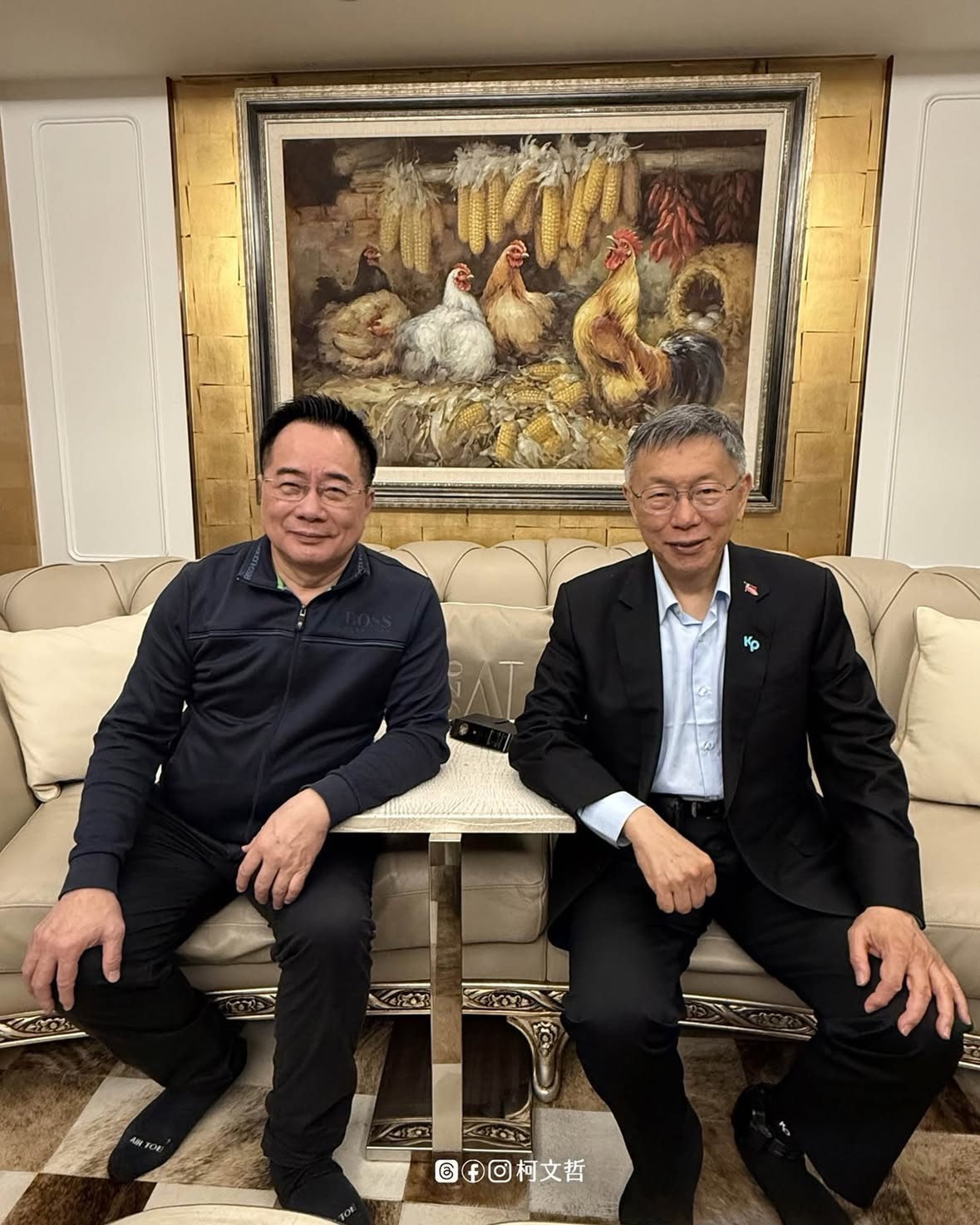 即使身處牢獄，被限制了自由，他的思想在更廣闊的時間中馳騁。

一直想著應該去探望他，今天透過陳清龍立委的特見安排，終於在獄中會見 #蔡正元 30分鐘，他外表看起來神色自若，談笑風生。他說他以前都是染髮，因為入獄時理了光頭，所以現在所見是三分頭的滿頭白髮。坦白說，如果現在路上遇到滿頭白髮的他，也要仔細端詳才認得出來。我們的本意是來探望慰問他的，結果一直被他安慰。他一直說他很好，叫我們不用擔心。

他說正在寫一本新書，以經濟學的角度研究上古中國是怎麼形成的？我說相似的書，我以前讀過的是杜正勝寫的「中國是怎麼形成的」，是以文化的角度來說明中國在周朝時代是怎麼形成？現在蔡正元要以經濟學的角度構更早期的歷史，要追溯到新石器時代。過去我在獄中，曾把蔡正元寫的「 #台灣島史紀」三冊從頭到尾讀了一遍。該書從台灣島的地質結構、人種來源，一直寫到最近幾年，當時我就驚訝內容包羅萬象，最特別的是寫了很多臺灣經濟發展的歷史和臺灣歸屬的國際法問題。出獄後我上網查才知道他曾經留學美國哥倫比亞大學讀經濟學，還有臺灣清華大學法學博士學位。我過去和他談話就感覺他很有學問，但不知道有這麼深的學術底子。他興高采烈的說他的寫作計畫，還安慰我們他現在反而有時間寫作。

其實我也被關過，坐在地上，用床當桌子，沒有電腦，當然更沒有網路，根本很難查資料，空間不夠，書只能堆在床下，要找都費工夫。如果需要新資料，只能在律師來的時候，請他通知秘書去買或找書，書送來後，經過幾天的檢查到我手上時，有的封面也被撕掉了，我都忘記這本書是要查證什麼資料。而且光線昏暗，我常是站在床上讀書，因為離燈泡較近，光線好一些。馬桶臭臭的，怎麼沖洗還是有味道，也搞不懂臭味哪裡來的，只好自己戴上口罩。有時讀書到一半，轉頭一看赫然發現老鼠也在看我，還要揮臂驅趕，老鼠才會從送餐口跳走。老鼠還算是比較簡單處理，喊一聲就走了。我曾有一個室友，每次看到大蟑螂。還會尖聲大叫，無法理解大男生怎麼這麼怕蟑螂。我只好起身用報紙徒手撲殺，抓起來把報紙捲緊，再丟進塑膠垃圾袋。還要告誡他下一次喊小聲一點，突然聽到大喊大叫，我自己都被嚇到。後來我發現蟑螂主要來自房間的排水口，所以除了洗碗、洗澡等用水的時間以外，就用水桶把排水孔蓋住，才減少不時被尖叫聲嚇到的機會。

這種環境對身體是折磨，對意志更是考驗。那一年我得以自我沉澱，蔡正元則多了寫作的時間。牢房可以限制自由，卻無法封鎖對歷史的思考、對世界的理解。

至少 蔡正元現在在獄中不必再戴電子腳鐐了。他的案子發生在2005年，審了十幾年，出入境幾十次，有一天突然把他上了電子腳鐐，幾個月後就關入監。現在電子腳鐐已經不再是為了原始設計的「預防再犯」，而是展現當權者的威權。就像我雖在獄外，但法院仍以我有逃亡之虞，強制戴著電子腳鐐，24小時GPS定位，還不時打電話來問：「訊號不佳，你在哪裡？」，這想必讓當權者有精神上的快感，認為我仍在獄中。

我默默地聽他講了30分鐘，時間轉瞬即逝。他一直說他沒問題，我們不須擔心。30分鐘一到，獄方就來結束會見，走前我只是緊握他的手，告訴他：「書寫好了，請先給我看」。既然他不希望我們擔心，我們就要裝著不擔心，只能鼓勵他認真寫作。

我們或許會被限制自由，但意志不會被消滅。絕不屈服，絕不投降。