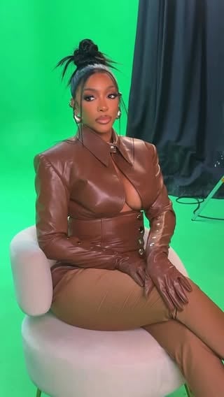 🤎She Knows…

🚨 Per Request: Yes this lace front is @gonakedhair best lace on the market. #GonakedModel

Mua: @tomilolaofbiggles 
Hair: @doseofcarlos