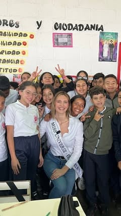 ¡La educación es el motor que transforma sueños en realidades!
 
Acompáñanos en la primera cápsula de Clara Voluntad, el proyecto de impacto social de nuestra Miss Universe Venezuela 2025, @claravegasgoetz. En este episodio, nos trasladamos a la parte alta de La Vega para conocer la labor incansable de la Escuela Luis María Olasso de Fe y Alegría  @fyaluismariaolaso.caracas 🏫💛.
Bajo el lema “Inspiración para servir, esperanza para brillar”, queremos visibilizar el esfuerzo de quienes construyen futuro en los sectores más vulnerables.

📍 ¿Cómo puedes ayudar? 
1️⃣ Corre a ver el video en nuestro canal oficial en YouTube: Miss Venezuela. 
2️⃣ ¡Súmate! Al final del video encontrarás las coordenadas para realizar tu aporte y apoyar esta hermosa causa.

¡Tu granito de arena cuenta! Comparte este Reel y ayúdanos a multiplicar el impacto 👑🙌.

#MissVenezuela #ClaraVoluntad #FeyAlegría #MissUniverseVenezuela
