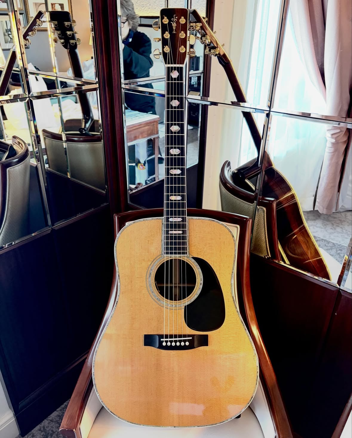 Martin D-45の68年プロトタイプを手に入れて、気がつけばほぼ2年🤩
（詳細は2024年5月25日のポストをチェックしてくださいね😉）
そして、ついに……！そのプロトが完全再現され、完成の時を迎えました❣️❣️
製作をお願いしたのは、ビンテージ・マーティンを知り尽くした第一人者、シーガルギター主宰の塩崎雅亮さんです😃

今月中旬頃に三木楽器での受注開始となりそうですが、希少なモデルですので、限定販売になると思われます😂
素材からサウンド、弾き心地に至るまで、完全再現してくださった塩崎さんには心から感謝です☺️

ラジオなどでも改めて紹介しますね。その際にはぜひサウンドもお届けしたいと思います‼️

#Martin
#D45
#1968年
#プロトタイプ
#レプリカ

サイドバック=ハカランダ  トップ=シトカスプルース（プロトの2本は何故かジャーマンスプルースではないのです）

実は大阪フェスの2日目、一曲これで弾いたんだよ。気付いた？🤪

さすがに縦Martinのロゴは使えない😝笑
けど塩崎と坂崎のイニシャル、SSをデザインした新ロゴです🤓