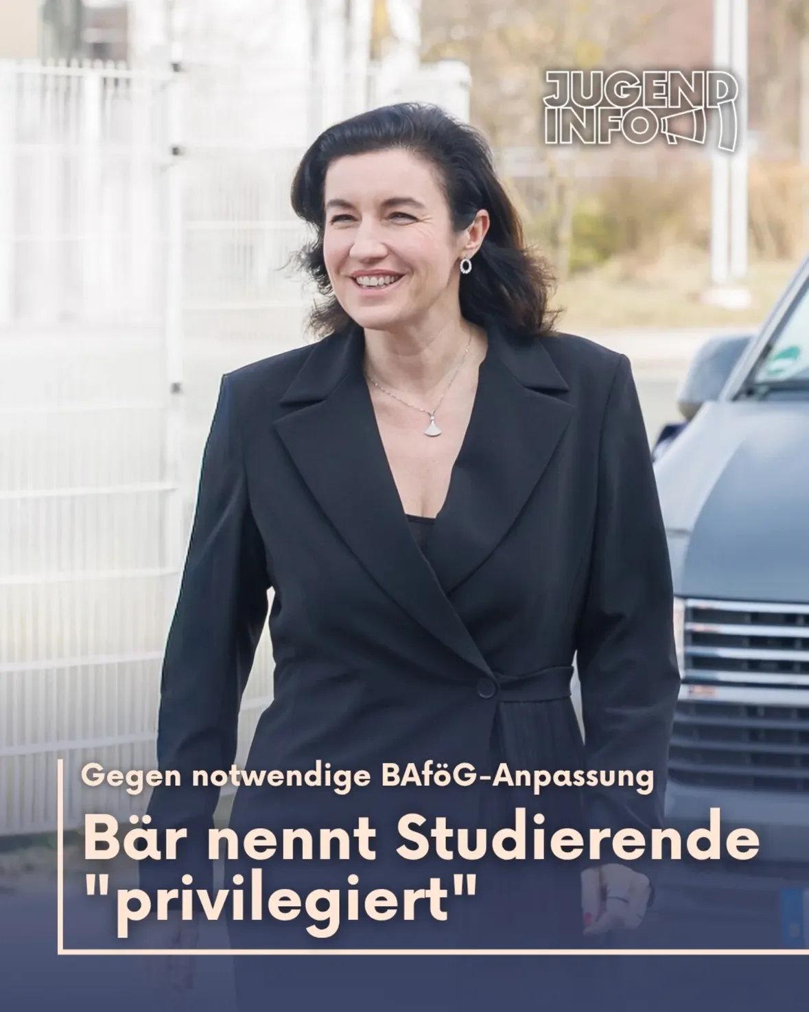 BAföG-Debatte: Forschungsministerin nennt Studierende "privilegiert"

In der Debatte um die BAföG-Anpassung hat die Bundesforschungsministerin Bär sich ebenfalls für eine Streichung ausgesprochen. In dem Zuge sprach sie davon, dass Studierende in Deutschland schon jetzt „sehr privilegiert“ seien. Es sei zumutbar, wenn Studierende neben dem Studium auch arbeiten müssten.

Tatsächlich arbeiten bereits heute 70 % der Studierenden neben dem Studium. Rund ein Drittel der Studierenden in Deutschland ist derzeit armutsgefährdet. Die Anpassung des BAföG-Satzes war im Koalitionsvertrag festgelegt worden. Dabei geht es um die Höhe der Wohnpauschale. Aktuell deckt diese in gerade einmal 23 von 88 Universitätsstädten die Miete. Über 80 % der Studierenden leben in Städten, in denen die Mietkosten davon nicht gedeckt sind.

Eine Entscheidung über die Streichung ist in der Koalition noch nicht gefallen. Bär selbst bezog während ihres Studiums ein Stipendium der steuerfinanzierten Hanns-Seidel-Stiftung.