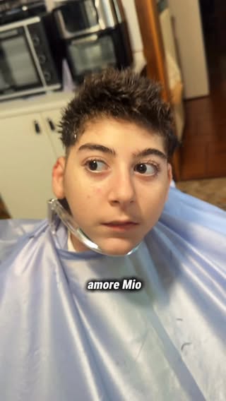 Tagliamo i capelli a Tommi dopo un mese e passa di ospedale e due interventi. La rinascita è quasi completa ❤️
#caregiver #lafamigliacannadoro #disabilità #famiglia