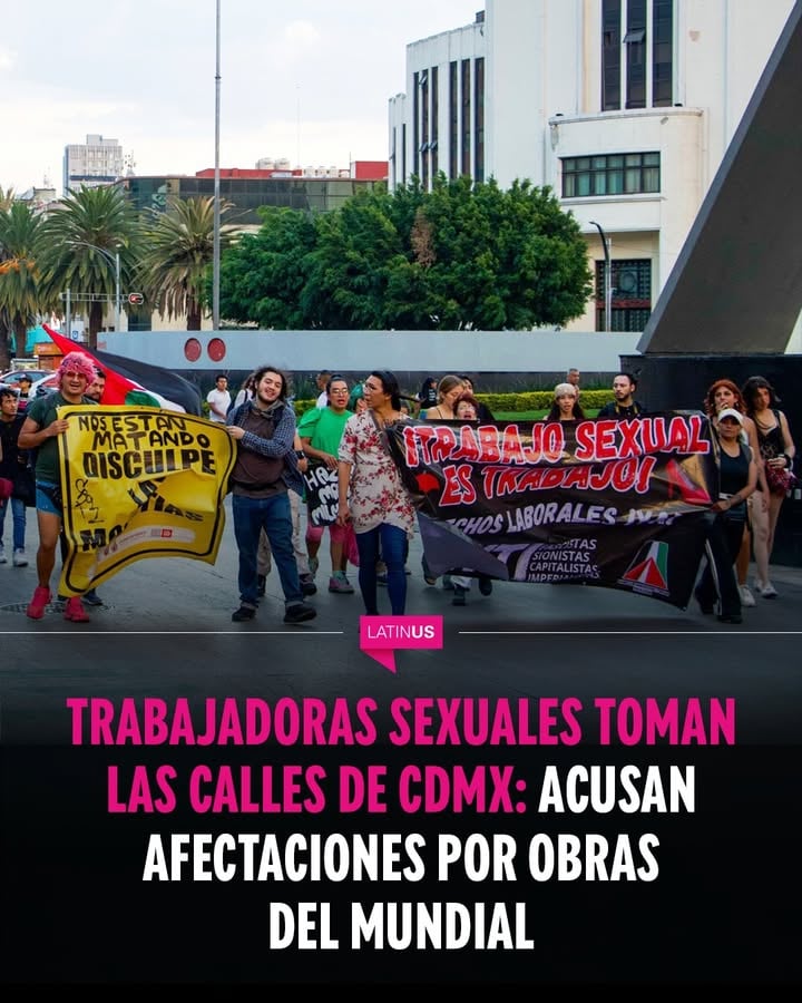 Decenas de trabajadoras sexuales marcharon este martes por calles del centro de la Ciudad de México para denunciar afectaciones derivadas de las obras del Mundial de fútbol y reclamar trabajo, vivienda y salud dignas, además de participación en las decisiones urbanas vinculadas al torneo. 
La movilización, convocada en el marco del Día Internacional del Trabajo Sexual, avanzó por calles del centro de la capital mexicana, desde el Ángel de la Independencia hacia el Palacio de Bellas Artes. 
Lee la nota completa en el link de nuestra bio. 
#Latinus #InformaciónParaTi