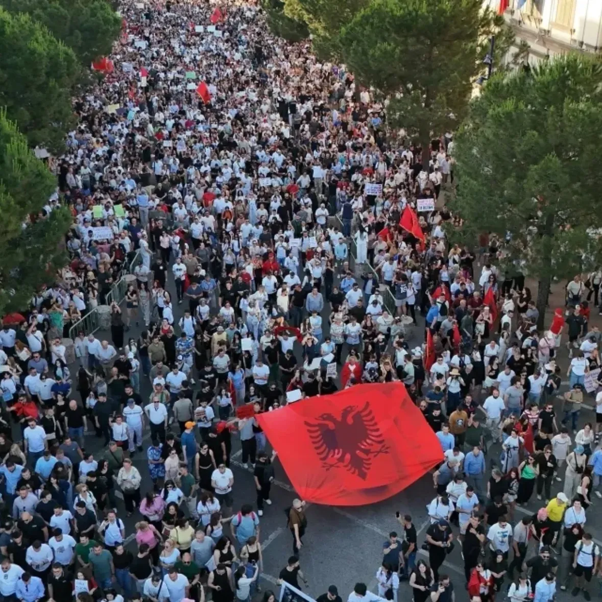 📸 Continúan las enormes protestas en Albania 🇦🇱 contra el complejo hotelero de lujo que quieren instalar Jared Kushner e Ivanka Trump 🇺🇸 sobre una zona de reserva natural en el país, algo que ha derivado en masivas protestas contra el gobierno albanés por ceder al respecto y no hacer valer las tierras ni la soberanía del país frente a una familia de multimillonarios externa.