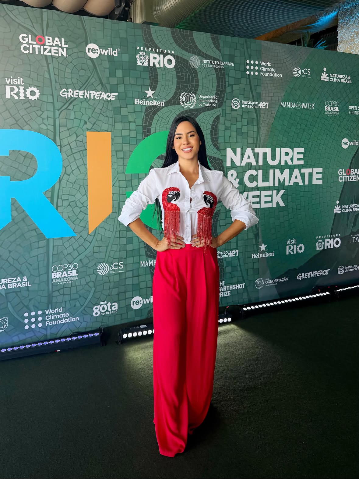 Pronta para reverberar a voz do povo da Amazônia no @rionatureandclimateweek ✊🏼

O meu painel aqui na Semana do Clima é sobre a conexão entre a cultura popular da Amazônia brasileira e a preservação do meio ambiente. Que painel maravilhoso!

São necessárias todas as vozes, audiências e formas de falar sobre o clima e sobre a Amazônia. A arte é uma linguagem sensível, acessível e poderosa para ampliar o diálogo nas agendas climáticas.

E nada melhor do que nós, amazônidas, para falar da Amazônia , não apenas como floresta, mas como identidade, pertencimento e futuro.

Blusa @oficinaderoupasam