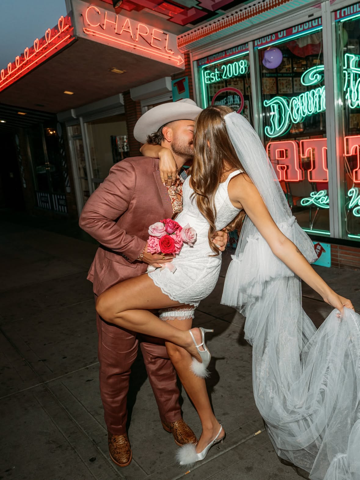 Our baby decided he wanted to come earthside before our original wedding plans, so we decided to have a shotgun wedding in the 𝘤𝘭𝘢𝘴𝘴𝘪𝘦𝘴𝘵 way we could think of 🎰✨💗😘 💒 

xoxo the Noble’s 

trusted photographer @kelseykrobertphoto 
and content creator!! @got.hitched