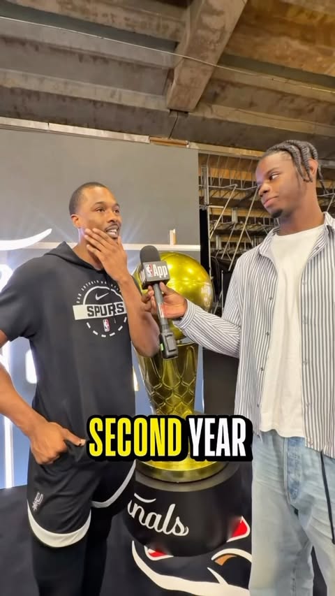 Just a couple of @unc_basketball alumni bonding over their crosstown rivalry 🤷‍♂️