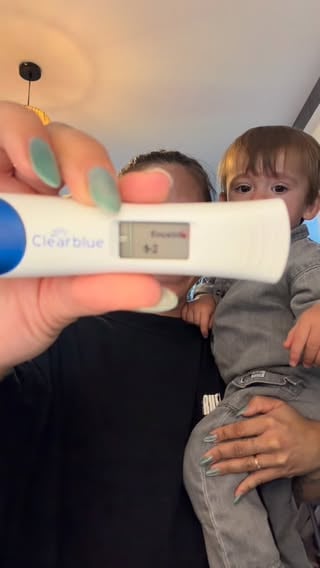 Mon premier test de grossesse m’avait dit négatif, mais je sentais au fond de moi que j’étais enceinte. Et regardez la fatigue sur mon visage… Du coup j’ai refais un second test 3 jours après, et SURPRISE ! C’était voulu et je sais à quel point je peux remercier l’univers pour ce magnifique cadeau. Offrir à Cameron un petit frère ou une petite sœur rapproché était notre rêve 🤰✨🍀