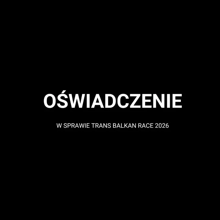 Chciałbym odnieść się do sytuacji, która miała miejsce podczas Trans Balkan Race 2026.

Na 74 km przed metą, w miejscowości Nikšić, zatrzymałem się przy samochodzie partnera WytneCi, który nagrywał materiał wideo z wyścigu. Wtedy, bez zastanowienia nad konsekwencjami, przyjąłem od niego butelkę coli i wypiłem ją na miejscu.

Nie neguję decyzji organizatorów o dyskwalifikacji. Zgodnie z regulaminem przyjęcie napoju z zewnątrz było niedozwolone. Biorę za to pełną odpowiedzialność i przepraszam wszystkich, których zawiodłem swoją nieprzemyślaną decyzją.

Chcę jasno podkreślić, że poza tym jednym incydentem nie otrzymałem żadnej niedozwolonej pomocy technicznej, logistycznej ani żywieniowej.

Dowodem na brak jakiejkolwiek pomocy technicznej może być również zdjęcie pękniętej szprychy w tylnym kole, z którą kontynuowałem jazdę samodzielnie, mając świadomość ryzyka, że koło może nie wytrzymać trudów dalszej części wyścigu. Gdybym rzeczywiście korzystał z domniemanej pomocy na trasie, to właśnie w takiej sytuacji i okolicznościach miałbym ku temu największe powody.

Dziękuję każdemu, kto kibicował mi podczas Trans Balkan Race 2026. Wasze wsparcie ma dla mnie ogromne znaczenie i mam nadzieję, że będziecie ze mną również podczas kolejnych startów.

Pełna treść oświadczenia znajduje się na moim Facebooku (Instagram posiada ograniczenie liczby znaków).