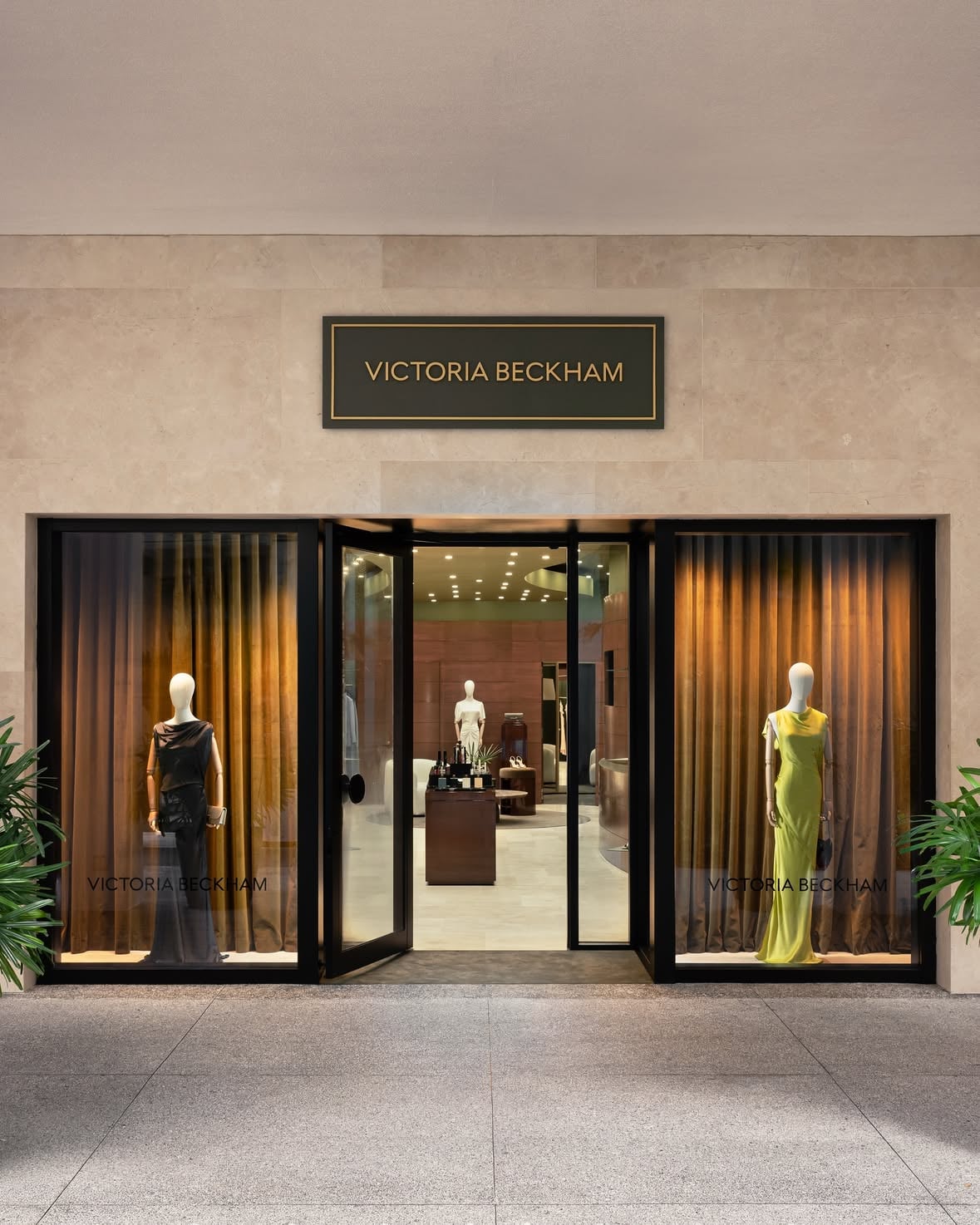 The start of something new. Our first retail space in the United States is now open at Bal Harbour Shops, Miami — one of the world’s most storied luxury destinations.

Designed as an extension of our Mayfair flagship boutique, the space brings together fashion and @victoriabeckhambeauty under one roof for the first time outside of London.

Expect a curated edit of ready-to-wear and accessories, as well as an exclusive capsule in a rich bronze colourway.

Open through 30 September 2026.