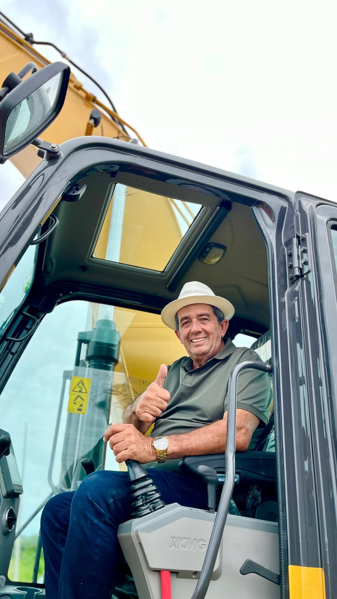 Na manhã de hoje, recebemos mais uma importante conquista para o nosso município: uma escavadeira hidráulica, equipamento que irá fortalecer e facilitar os trabalhos de infraestrutura em Itatuba. 

Seguimos firmes, buscando desenvolvimento, melhorias e mais qualidade de vida para nossa população. O trabalho não para! 🚜❤️

#josmarlacerda