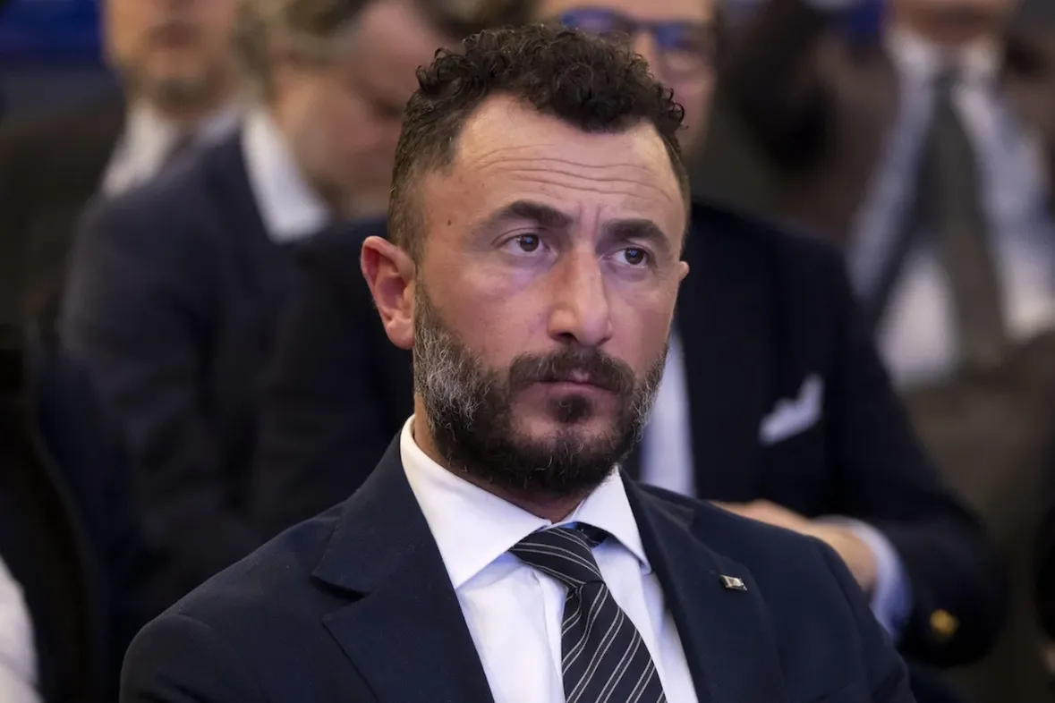 Non possiamo esimerci dal valutare le dichiarazioni di uno dei grandi maestri della risata italiana, ovvero il deputato di Futuro Nazionale Emanuele Pozzolo che, dopo esser stato coinvolto in un incidente stradale, si è visto riscontrare un tasso alcolemico pari al doppio del consentito:

"Pessime condizioni meteo, in quella zona le pozzanghere non sono rare. Mi sono sottoposto volontariamente agli accertamenti".

9,93 Scala Mazzarri
Record per il neonato movimento di Vannacci.

Futuro Nazionale:
Così indietro da essere 80 anni avanti.