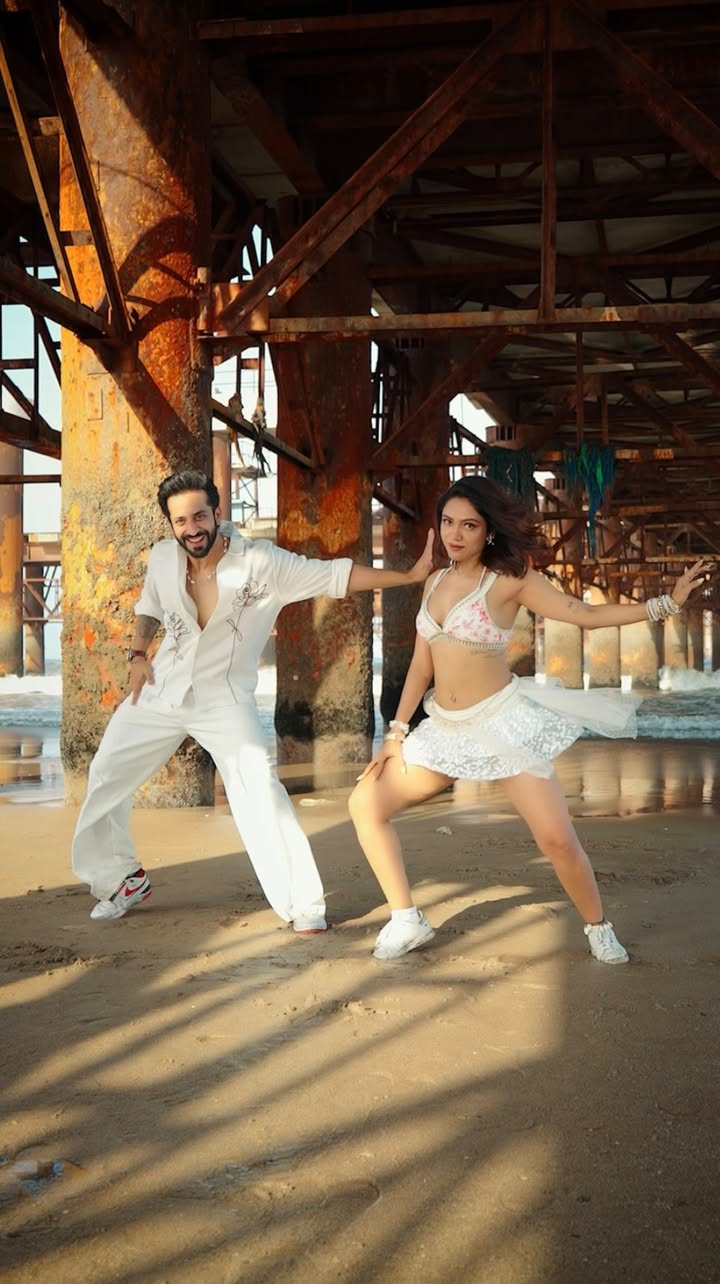 Me & @i.sahaj back on your feed after a long time🫶

Had to bring this duo back for this song…one of our favourites! Beach, dance, good vibes… and Mumbai heat trying its best to take us out😭☀️

Hope you love this one🤍

Hair by @hairbyameee 😘
Shot & edited by @vikasgorule 💥

@akshaykumar @dishapatani 
#UchaLambaKadForever #WelcomeToTheJungle #dancereels #explore #trending