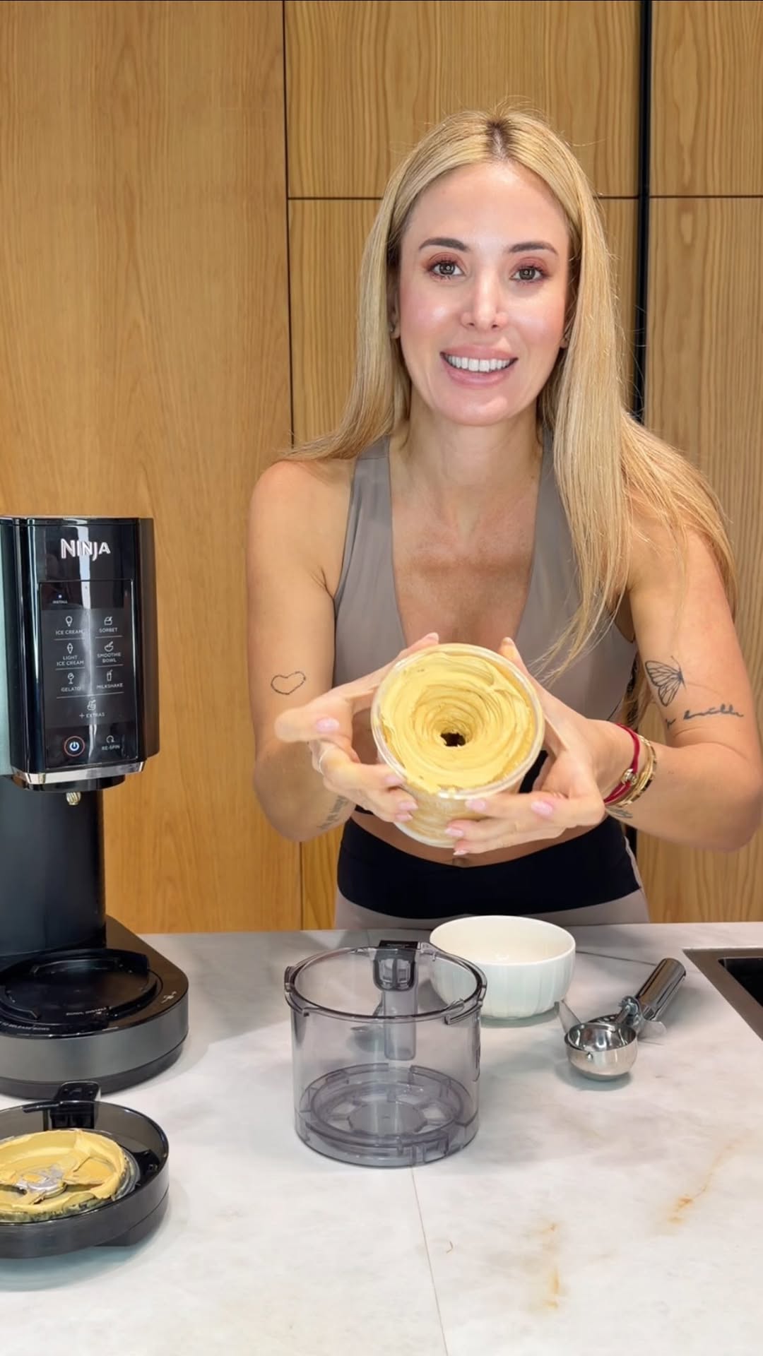 ¡Helado hecho en casa con la Ninja Creami! 🤍🍦
Tengo esta máquina hace unos meses y me volví muy fan! Podés hacer el helado que quieras con ingredientes saludables y sin azúcar ni aditivos.

Para este sabor yo usé solo 3 ingredientes:
▪️leche condensada de coco (1 cajita y media) 🥥
▪️1 pote de dulce de leche (en mi caso sin lactosa)
▪️toquecito de esencia de vainilla 🫛

No saben la textura cremosa con la que queda! 😍 ¿Qué otros sabores les gustaría que haga? 🙌🏻