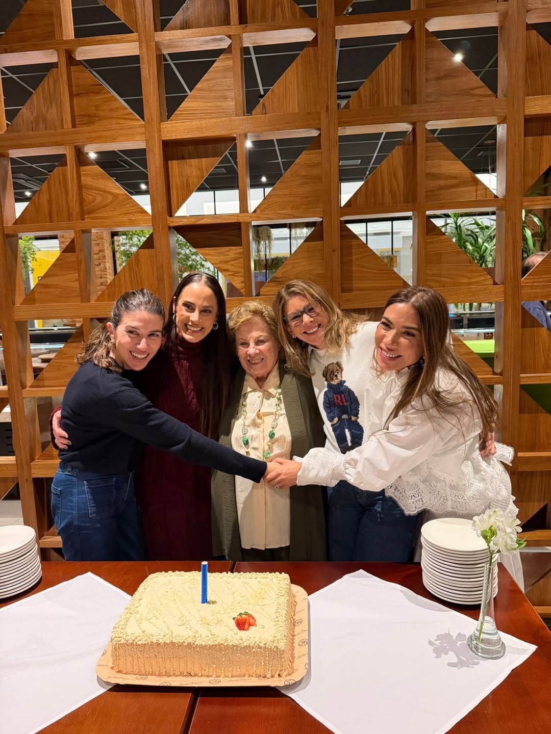 Ontem foi um dia muito especial! ❤️🎂

Celebrar os 90 anos da nossa querida Tia Perla é celebrar uma vida repleta de amor, histórias, ensinamentos e momentos inesquecíveis. Que privilégio poder compartilhar este momento ao lado das minhas irmãs @rebecaabravaneloficial, @danielabeyruti e @patriciaabravanel, cercadas pelo carinho de toda a nossa família.

Tia Perla, sua alegria, sua força e seu carinho são presentes que nos inspiram todos os dias. Que Deus continue abençoando sua vida com muita saúde, paz e felicidade.

Feliz aniversário pelos seus 90 anos! Que seu coração continue iluminando a todos nós por muitos e muitos anos. Te amamos muito! 🎂✨❤️🙏