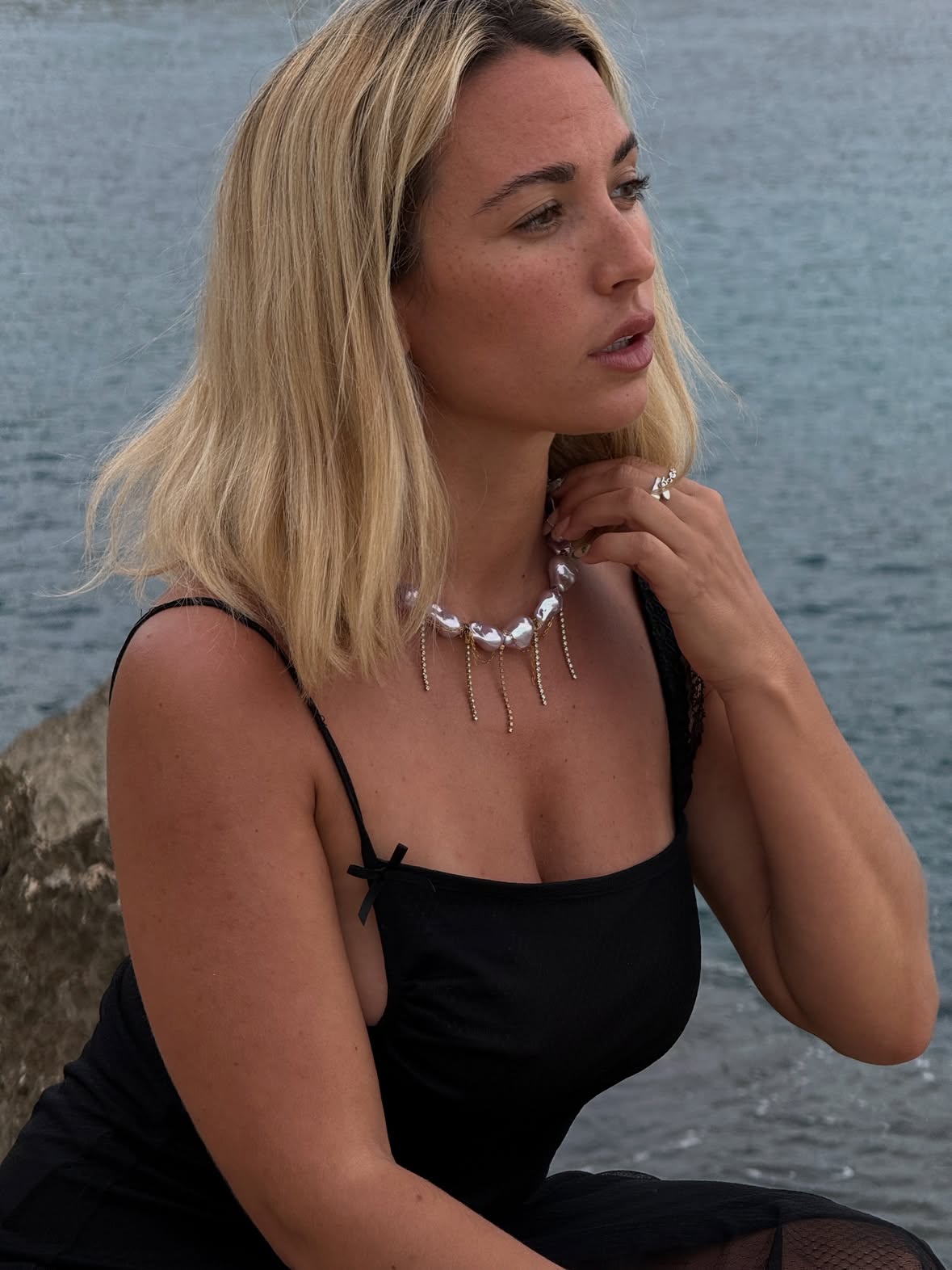 JEUX CONCOURS 
À la plage comme à la ville, les bijoux @mystico.oo c’est le mood parfait pour rayonner tout l’été. 🌊💎
Du coup, on a décidé avec @mystico.oo de vous gâter en vous offrant un shot de glamour et de shopping ! Parce qu’on sait que vous adorez ce qui brille (autant que nous !), on vous fait gagner un bon d’achat de 100€ pour vous faire plaisir avec les pièces de votre choix. 🐚✨

🌊 Pour participer :
1️⃣ Suivre nos deux comptes : @amayacarrete & @mystico.oo 👯‍♀️
2️⃣ Identifier en commentaire une copine qui mérite de briller ⭐️ (Plus de commentaires = plus de chances de gagner !)
3️⃣ Enregistrer ce post (ou le republier) 🔄

✨ BONUS :
Partage cette publication dans ta story en nous identifiant pour doubler tes chances ! 📸
⏳ Fin du concours : Vous avez jusqu’au jeudi 4 juin à 18h pour participer. La gagnante sera tirée au sort juste après !
Bonne chance à toutes ! 🐚✨💖