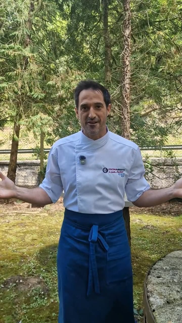 Primer invitado del programa....a ver si lo adivináis🔥 

1️⃣ Nació en el País Vasco
2️⃣ Es una persona que en una cena de da cualquier dato y siempre tiene razón
3️⃣ Antes de dar el salto a nivel nacional, trabajó en la televisión autonómica

¿Os imagináis de quién se trata? 🤔Os leo en comentarios 👀
