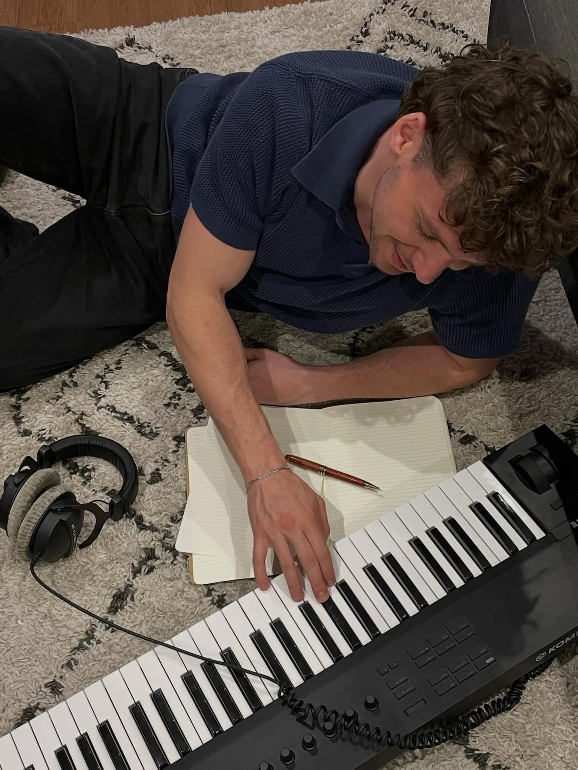 Quelques jours que garçon solide est à vous … merci pour l’accueil que vous lui faites 💛🙏

Retour sur la création du morceau en studio @leandre_pck @seb_rousselet en passant par le shoot de la pochette avec @bymargauxrenault et la première scène ce week-end, chez moi dans le nord ! 🎶