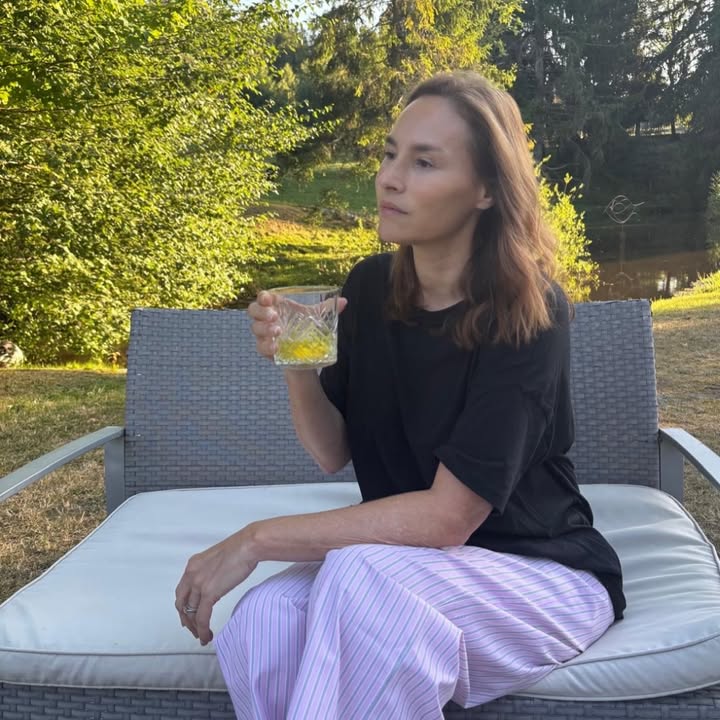 Ce matin, je me suis réveillée avec une sensation un peu lourde...Vous savez, ces matins où quelque chose vous suit encore de la veille.Rien de grave juste ces petites choses que la vie dépose parfois en nous. ça peut être une conversation…une inquiétude…une déception.Et ça provoque une emotion qui n’a pas encore trouvé sa place.
Alors aujourd hui, je ne vais pas chercher à la chasser
je vais simplement lui laisser un peu d’espace. et voir ce qui se passe … ça vous arrive aussi ?