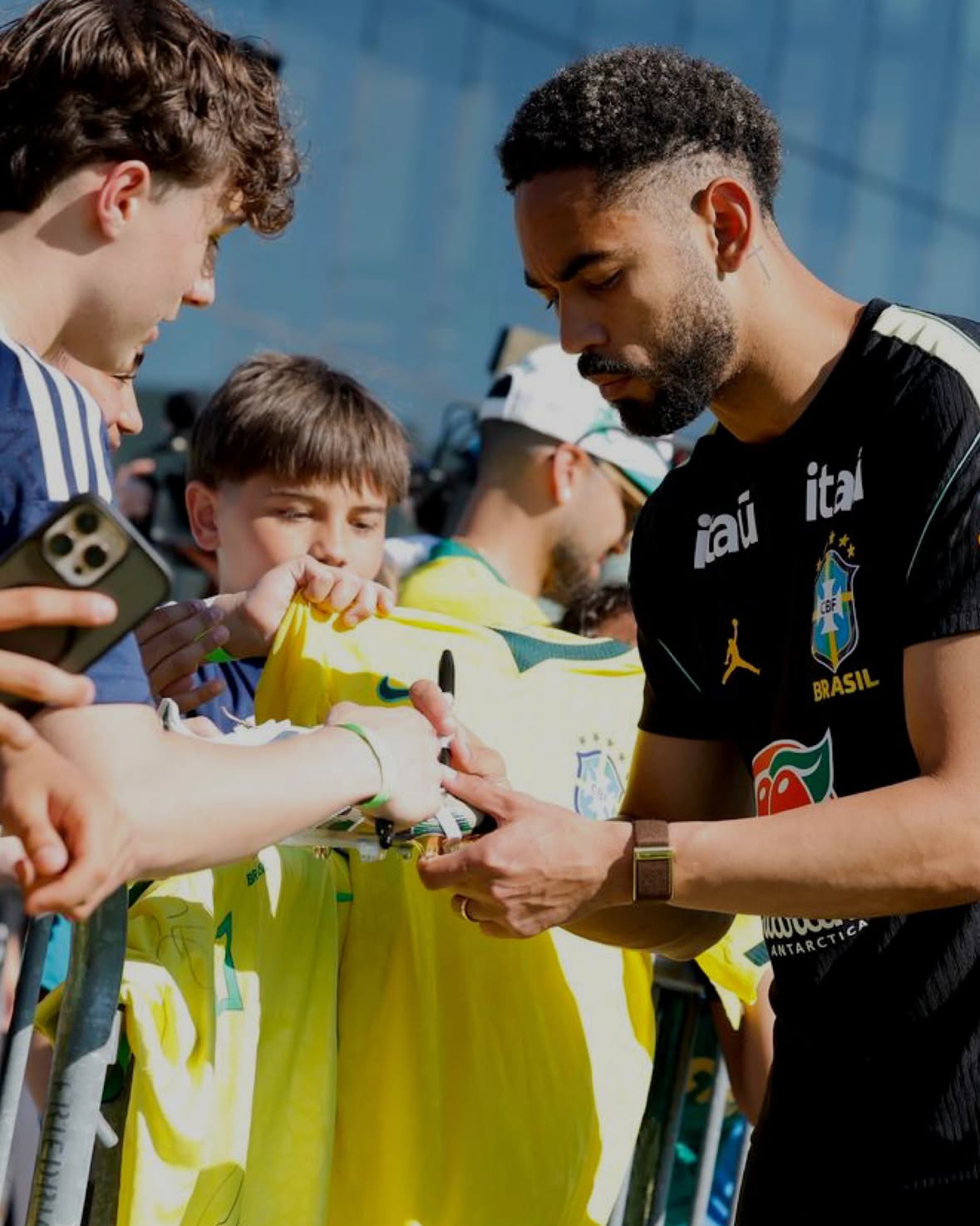Em Nova Jersey, foi dia de retribuir todo o carinho da torcida e estar ainda mais perto de quem faz parte da nossa história. 🫶🇧🇷

📸 Rafael Ribeiro/CBF