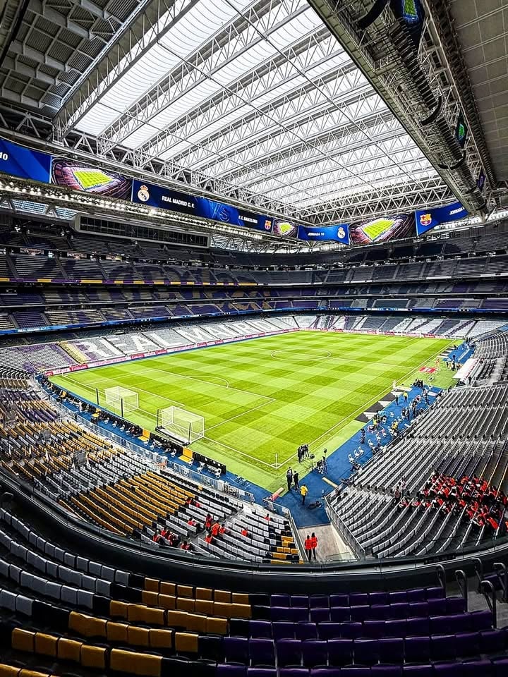 🚨 𝐂𝐎𝐍𝐅𝐈𝐑𝐌𝐄𝐃: Santiago Bernabéu is the leading candidate to host the 2030 World Cup Final! 🏟️🏆

FIFA President Gianni Infantino and Florentino Pérez, president of Real Madrid, met in Budapest for the Champions League final, reaffirming the strong relationship between the parties 🤝

As revealed by Diario AS, there is already an 𝐚𝐠𝐫𝐞𝐞𝐦𝐞𝐧𝐭 between FIFA and Real Madrid, and it is almost certain that the World Cup Final will be played at the Bernabéu… and will take place on 21 July 2030 👀

This would be only the 𝟐𝒏𝒅 𝒕𝒊𝒎𝒆 in history 🇪🇸✨