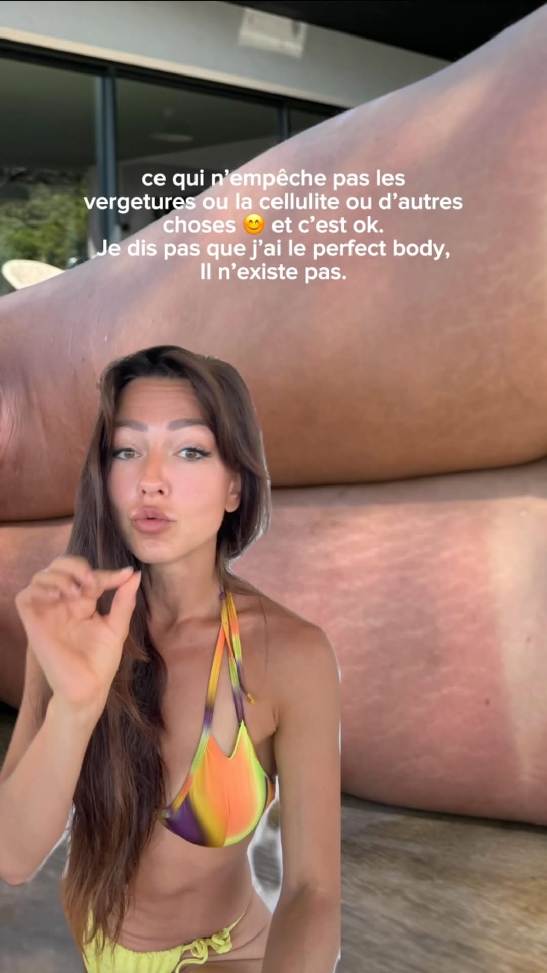 Pendant des années on nous a vendu LE physique féminin “à la mode” : un énorme booty, des hanches ultra volumineuses, une silhouette irréaliste.  Beaucoup de femmes pensent maintenant qu’elles doivent forcément chercher toujours PLUS : plus de volume, plus de formes, plus de fessiers, plus de transformation.
On peut aussi se souvenir qu’on n’est pas obligées de suivre une tendance physique pour aimer son corps.
Perso, je ne cherche pas à avoir “le plus gros booty possible”. Je veux juste me sentir forte, harmonieuse, tonique et féminine. 🤍

“tu fais que des trainings à la maison avec une app ? 😳” Oui. Et pourtant j’ai jamais eu un corps aussi tonique. Le problème n’a jamais été le lieu ou tu pratique, mais ➡️ l’intensité ➡️ la régularité ➡️ la qualité du training. 
Aujourd’hui, avec les programmes de l’app, j’ai un physique beaucoup plus dessiné, tonique et harmonieux qu’à l’époque où je passais 2h à la salle.
Mais attention, rien ne m’empêcherait d’avoir plus de volume ? Je pourrais charger beaucoup plus lourd chez moi ? Mais ce n’est juste… pas le physique que je recherche. 🤍 
On associe souvent entraînement maison à “petits résultats”. mais tu peux totalement construire un vrai physique athlétique chez toi : 🍑 fessiers galbés ✨ taille plus marquée 🔥 corps tonique 💪🏼 muscles dessinés
Tout dépend surtout de COMMENT tu t’entraînes : @bestrong_app 💞 
Et c’est important de rappeler que : 👉🏼 tous les physiques ne réagissent pas pareil 👉🏼 toutes les morphologies ne sont pas faites pour le très gros volume 👉🏼 et surtout… le volume ce n’est PAS un objectif obligatoire. 
Le fitness devrait être un outil pour se sentir bien dans son corps. Pas une course permanente à ressembler à une trend TikTok.
 C’est aussi pour ça que dans Bestrong, on a créé des programmes selon différents objectifs : 🍑 galber sans forcément prendre énormément 🍑 développer si c’est TON envie 🍑 affiner la silhouette 🍑 travailler la posture, la taille, le ventre plat 🍑 construire un